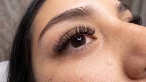 El arte de la mirada: por qué la extensión de pestañas pelo a pelo es un trabajo artesanal